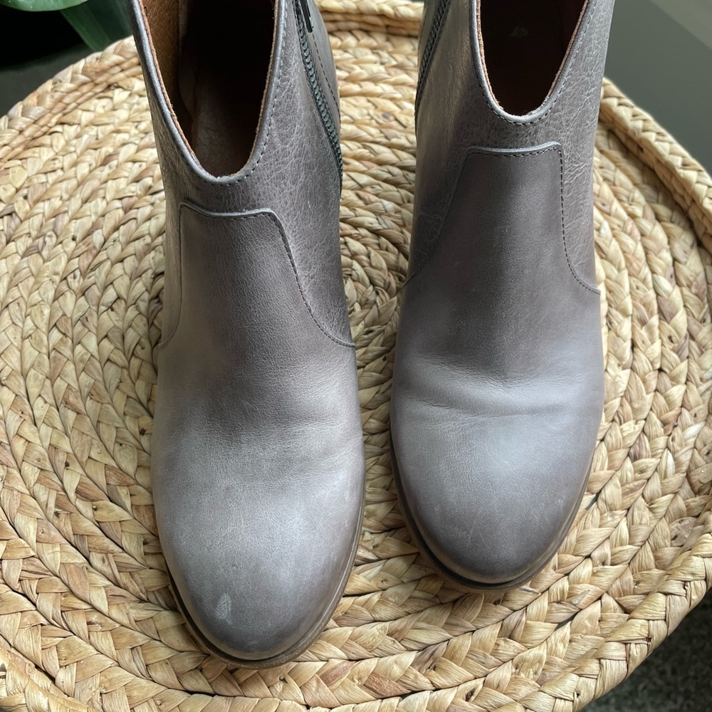 Frye Nora Bootie in like new condition SZ 8.5 leather 3’ heel grey - Picture 4 of 13